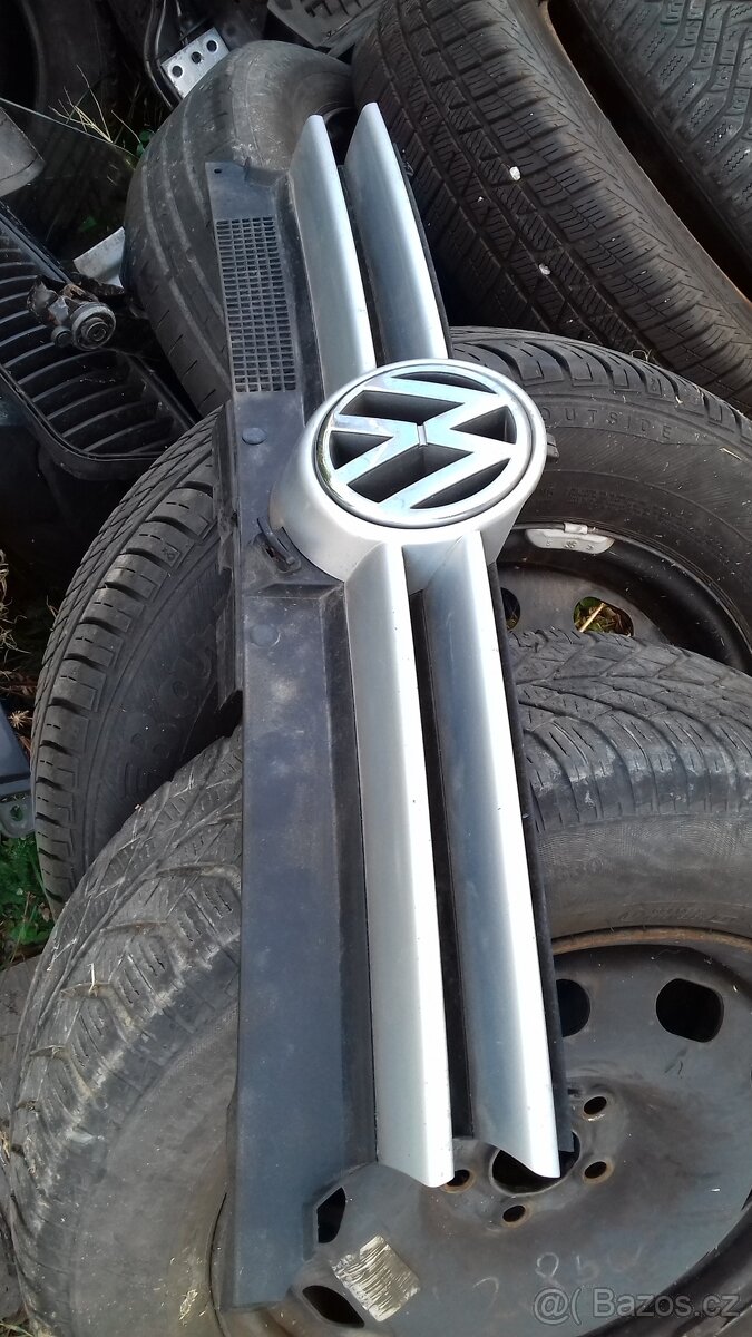 VW Volkswagen Golf 4 přední maska mezi světla - 9