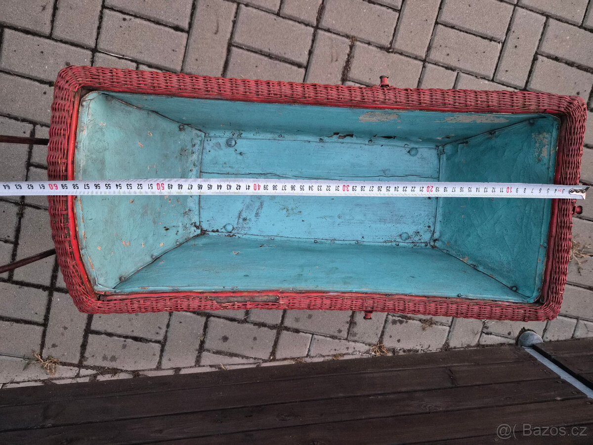 Starý kočárek košatina – retro, starožitnost - 9