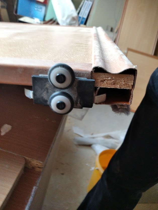 Pojezdy na skříňové dveře - 9