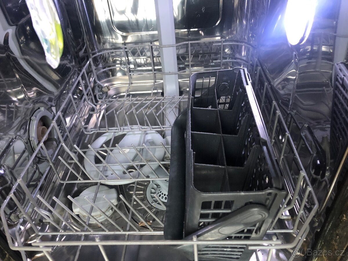 —————-Vstavaná myčka Electrolux, 2900 Kč———— - 9