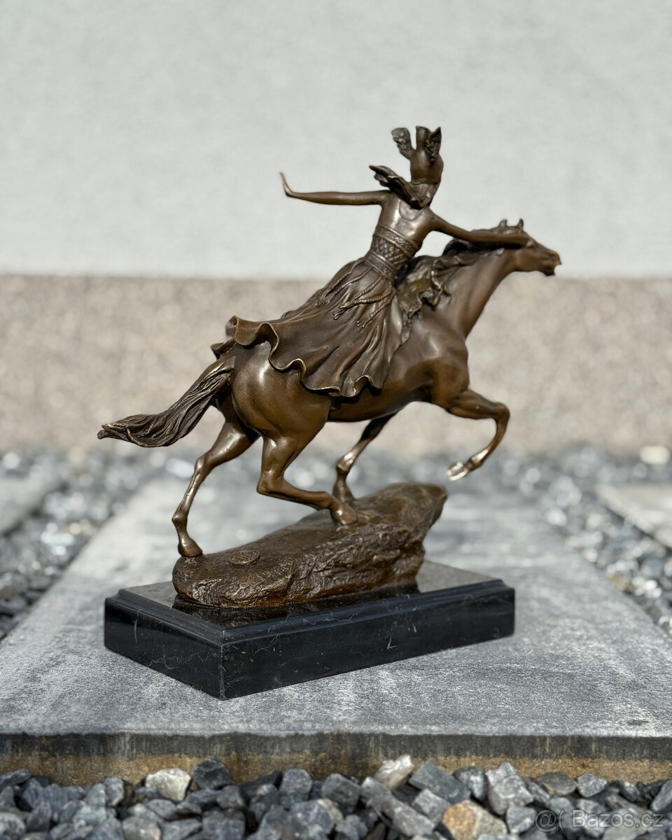 Bronzová socha Valkýra na koni nordická bojovnice decorace - 9