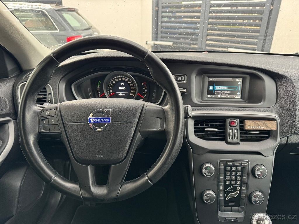 VOLVO V40 D3,110kw,5ti válec,2013 - 9