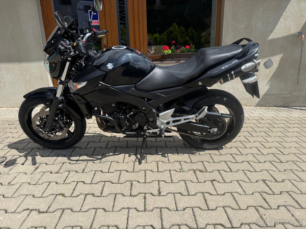 Suzuki GSR 600 - 9