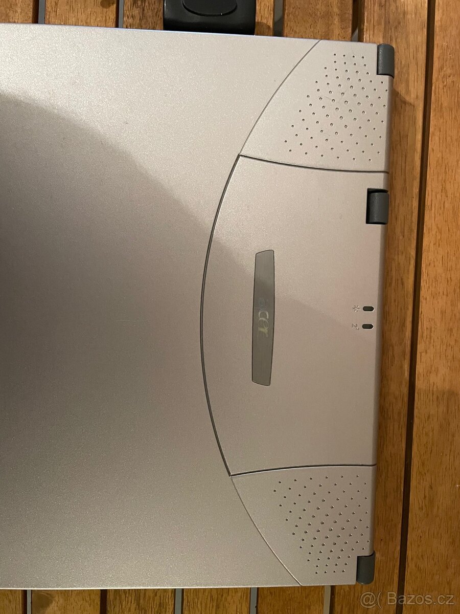 Starý počítač ACER - 9