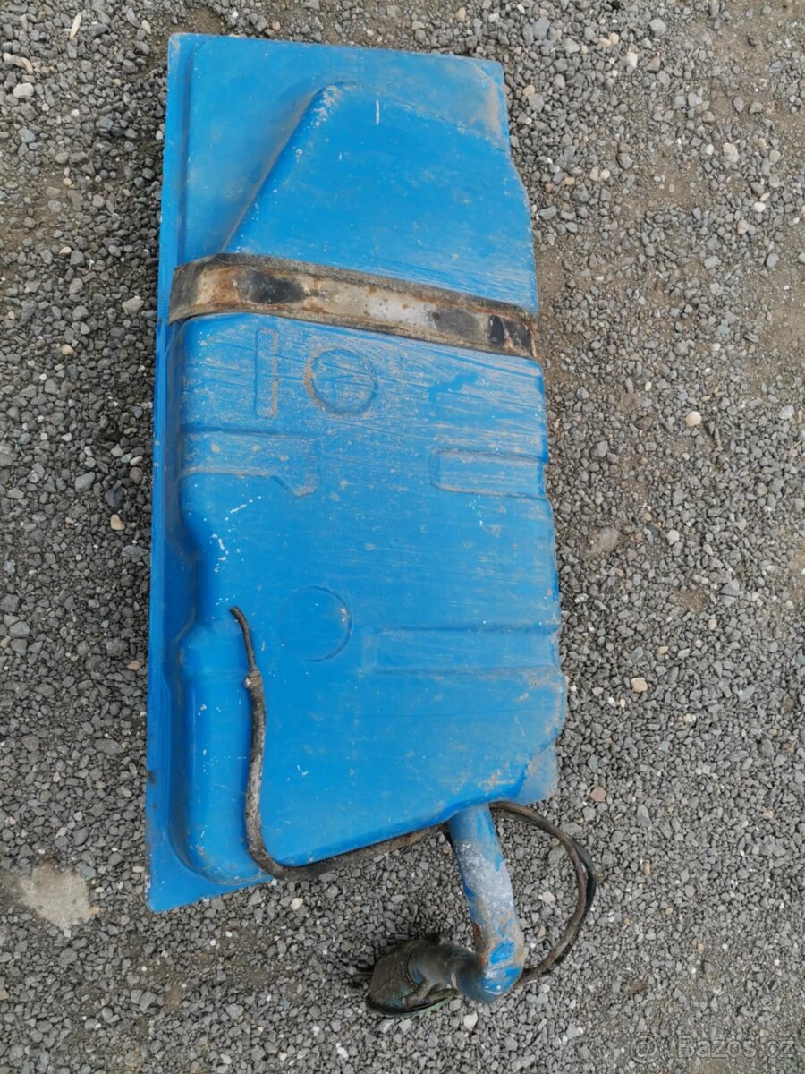 Volkswagen Polo II 1.3i 40kW coupe rok 1992 - 9