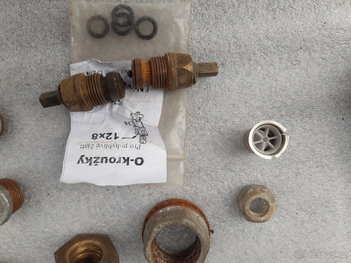 Šroubení vodovodní fitinky + skoby zednické - 9