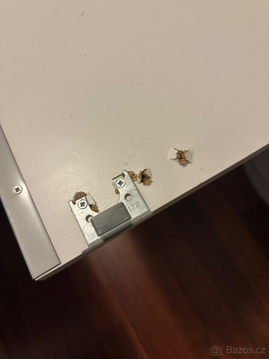 Postel, noční stolek a šatní skříň - 9