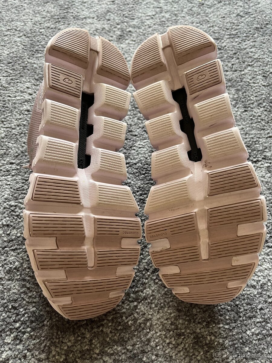 On Running, model Cloud 6, velikost 38,5 - 9