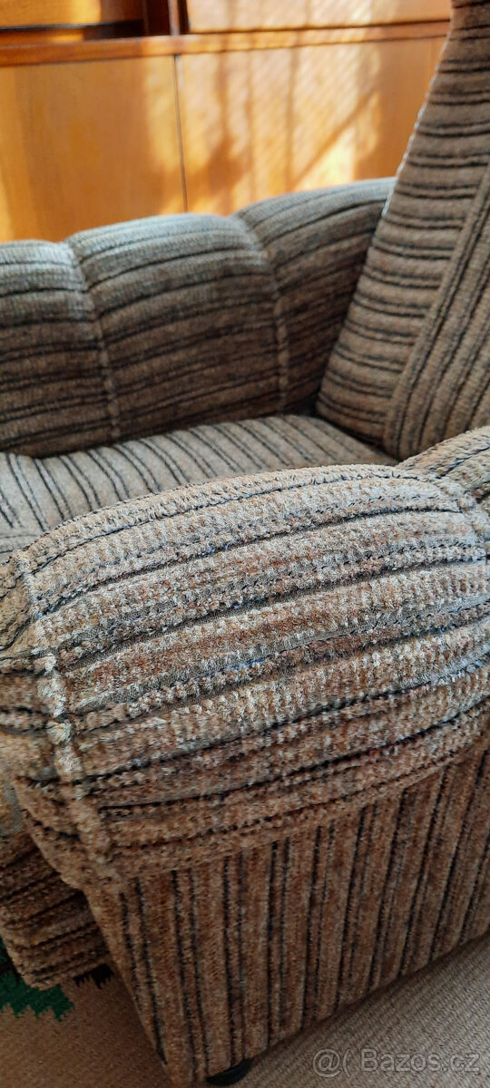 Daruji za odvoz dvě zachovalá čalouněná křesla+šicí stroj - 9