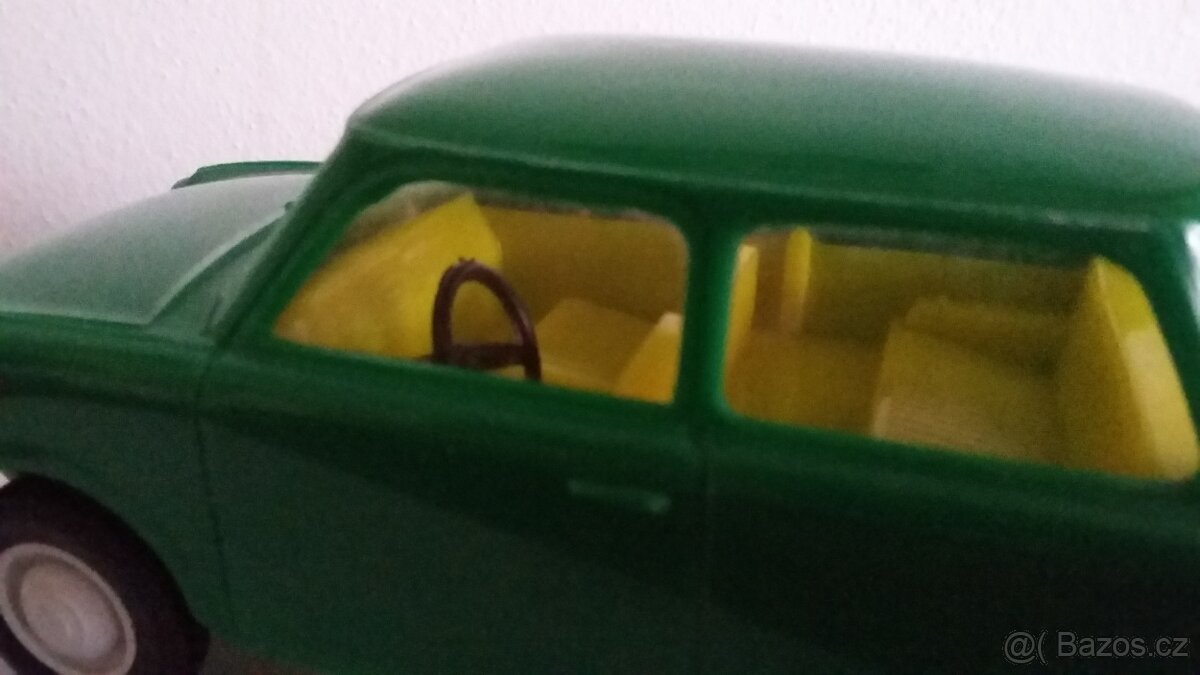 Stará hračka na setrvačník Trabant 601 Anker NDR - 9