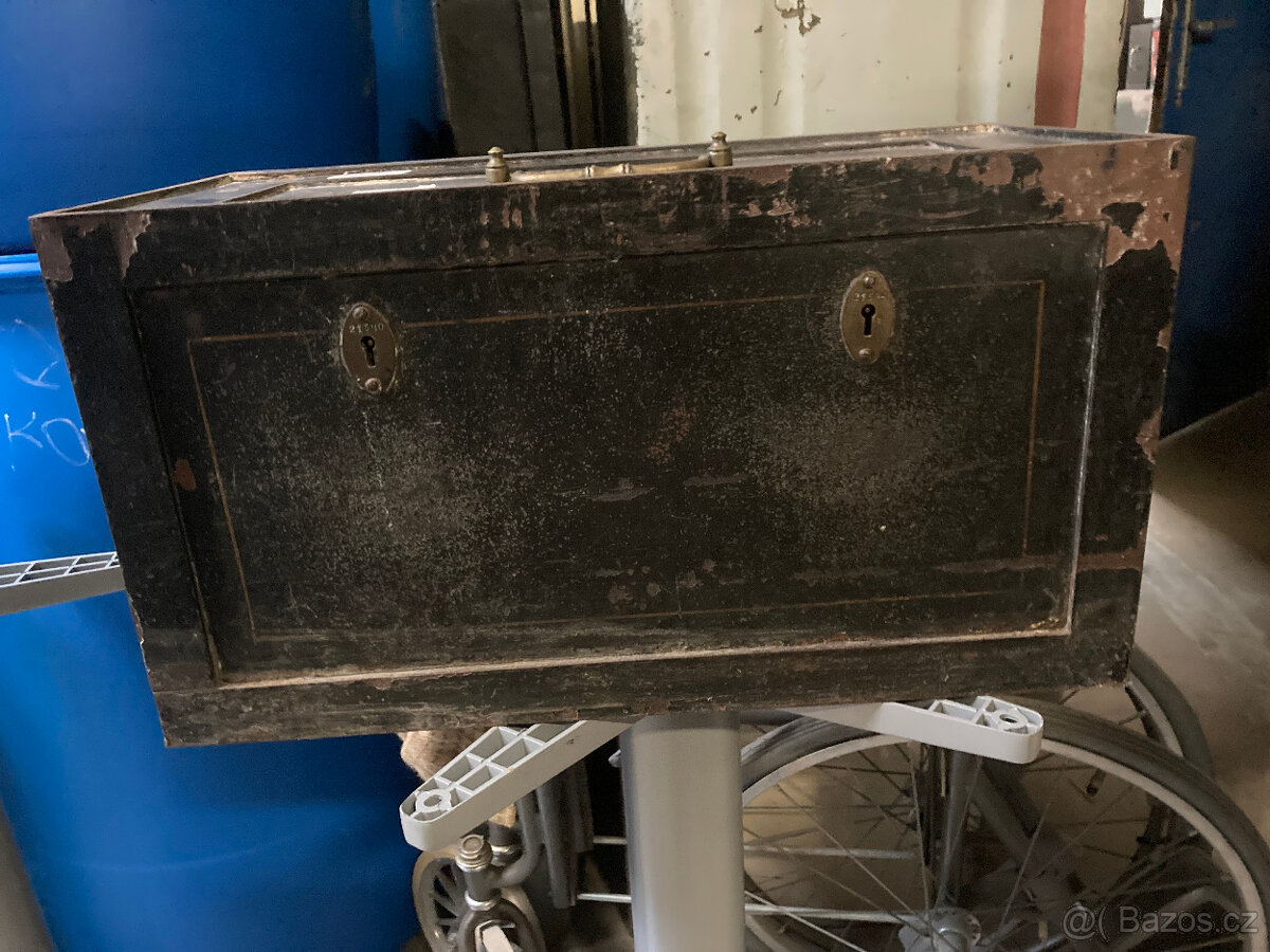 Truhla kovová starožitná, trezor, pokladna 10.000 kč - 9