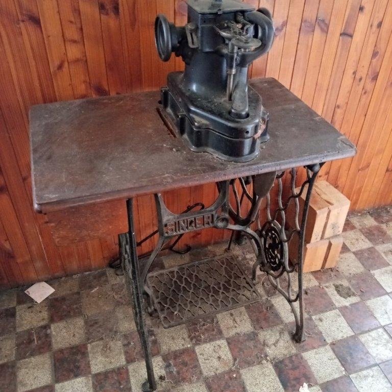 šicí stroje, dírkovačka, napařovací stůl, kožešnický stroj - 9