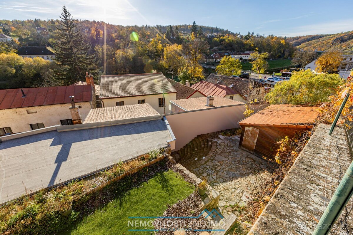 Prodej domu se 3 apartmány, útulným dvorkem, a na skvělé adr - 9