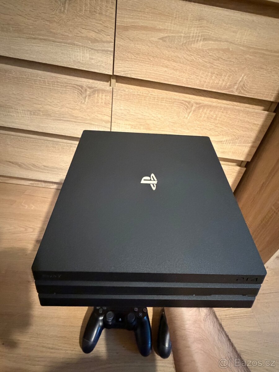 Sony PlayStation 4 Pro 1TB, ovládače a nabíjacia stanica - 9