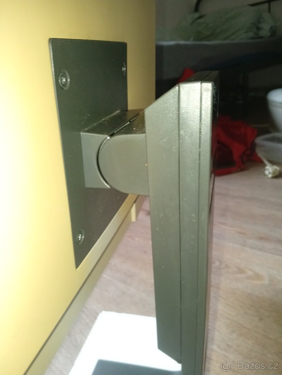 Prodám dva starší LCD monitory - 9