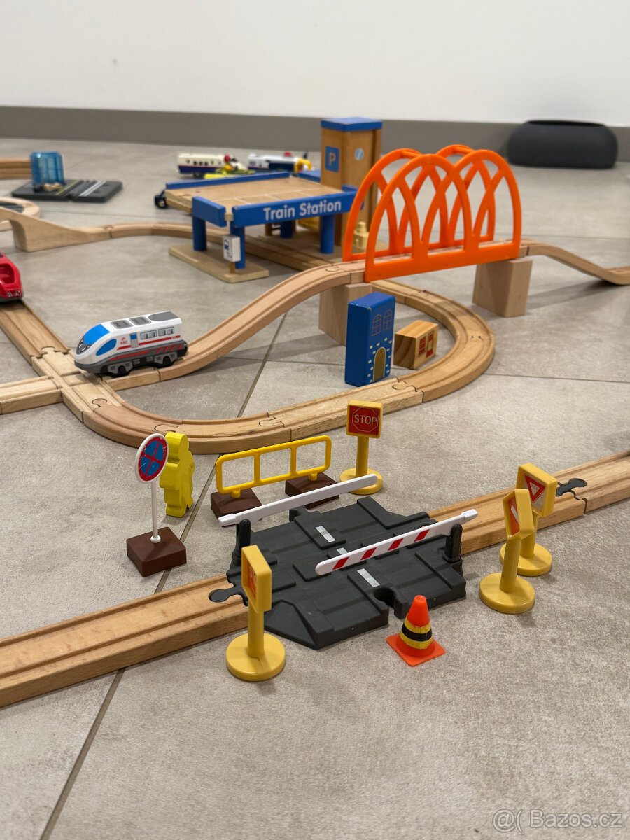 Vláčkodráha s Brio doplňky - 9