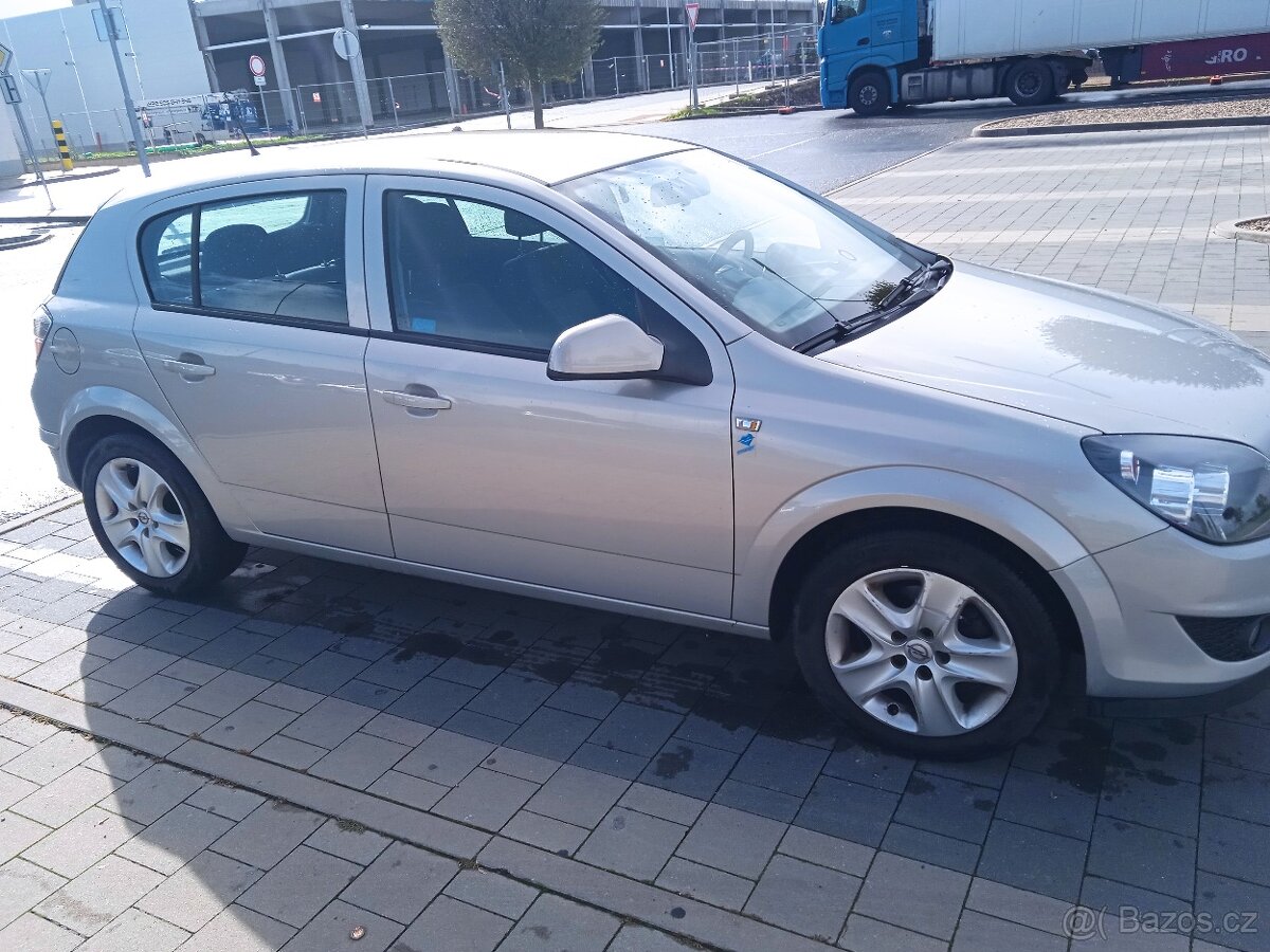Opel Astra H 1.6 benzín - 9