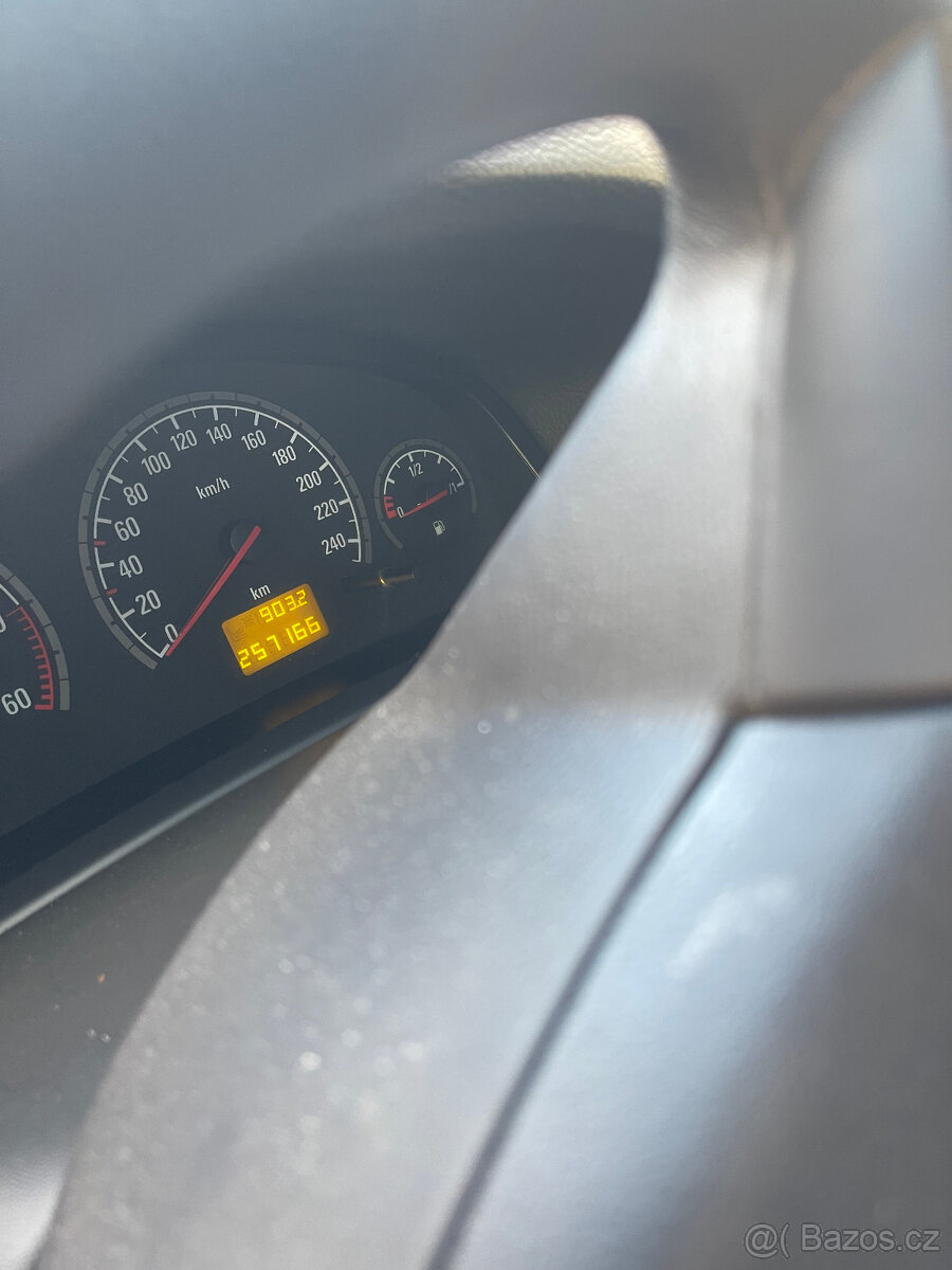 Opel Vectra C Combi 1,9CDTi 88kW rok 11/2005 - 9