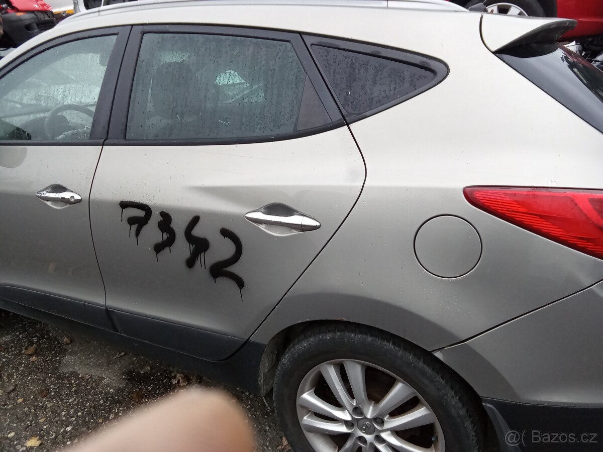 Hyundai ix35 2.0 diesel2.0i benzín l červená čierna stri2014 - 9