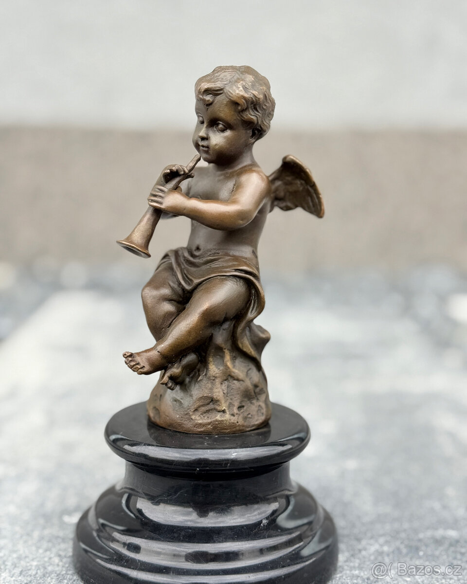 Bronzová socha Putto s flétnou andělská soška dítěte bronz - 9