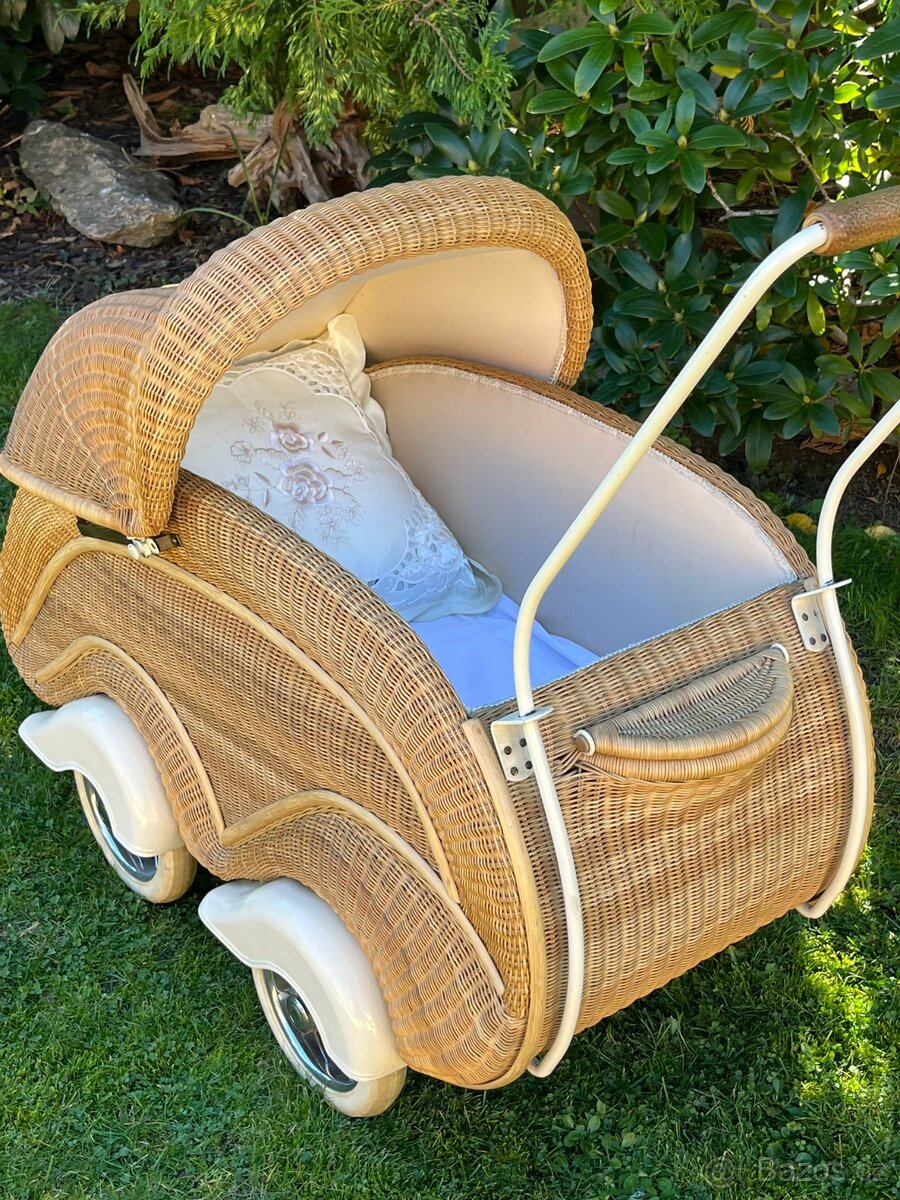 Proutěný RETRO kočárek pro miminko - 9
