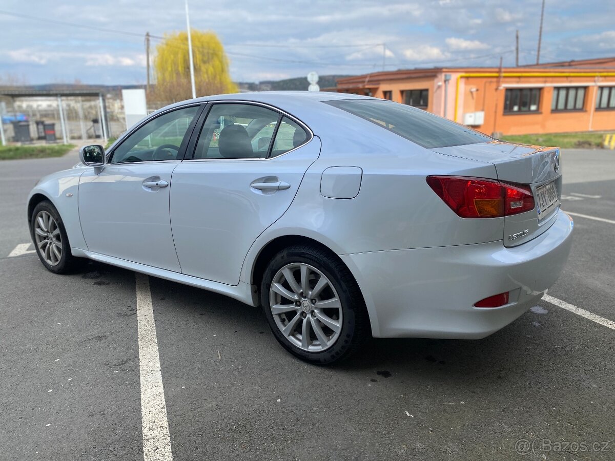 Lexus IS220D rok 2011 - 9