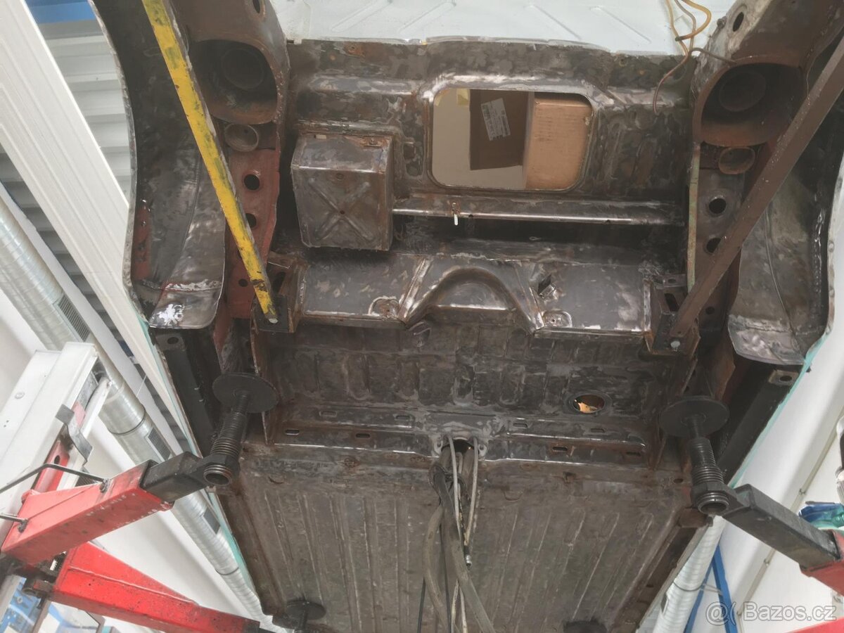 Škoda 105 S karoserie - 9