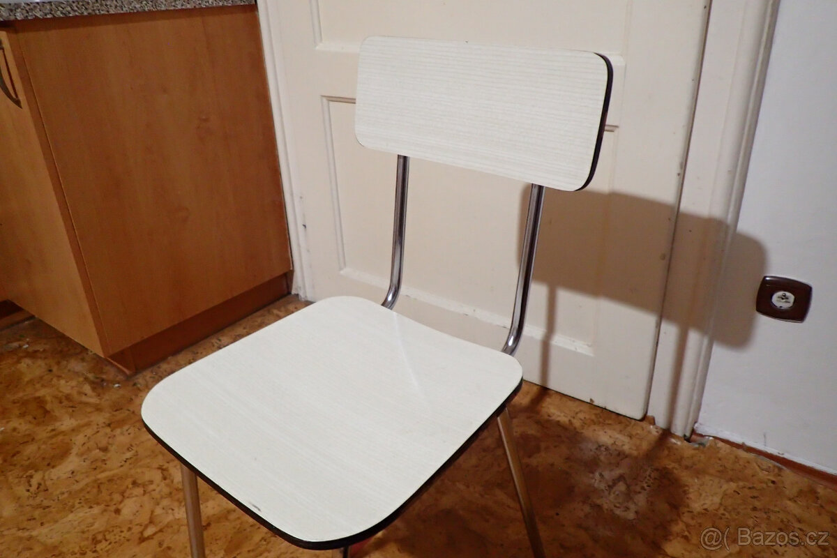 Bílá umakartová židle - 9