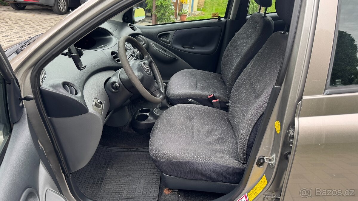 Toyota Yaris 2003 VVT-i 1.0 benzín - 9
