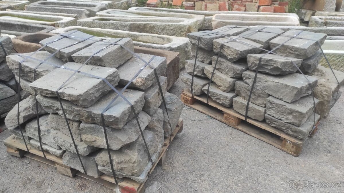 Stará kamenná dlažba, zápražáky, cca 60 m2 - 9