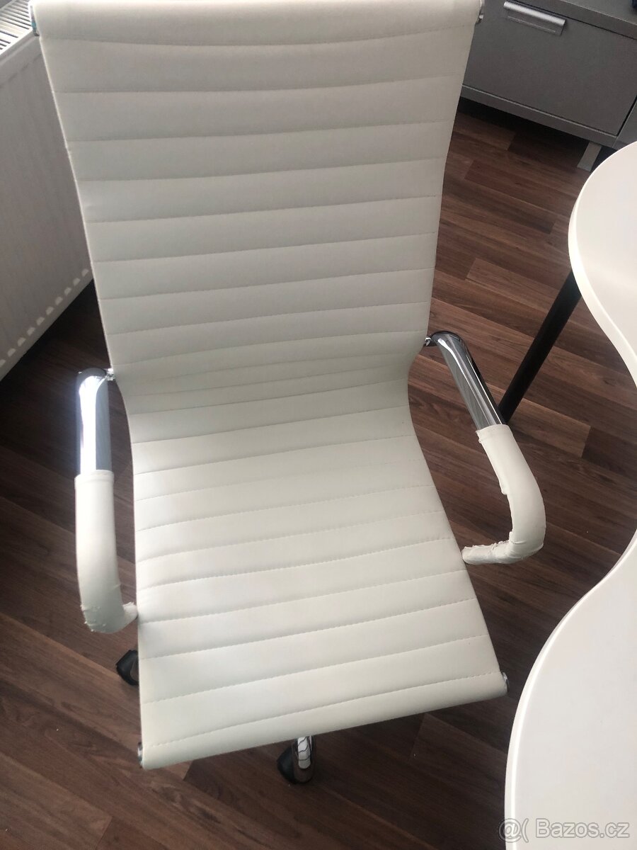 Oválný stůl, 3 židle, uzamykatelný kontejner v bílé barvě - 9