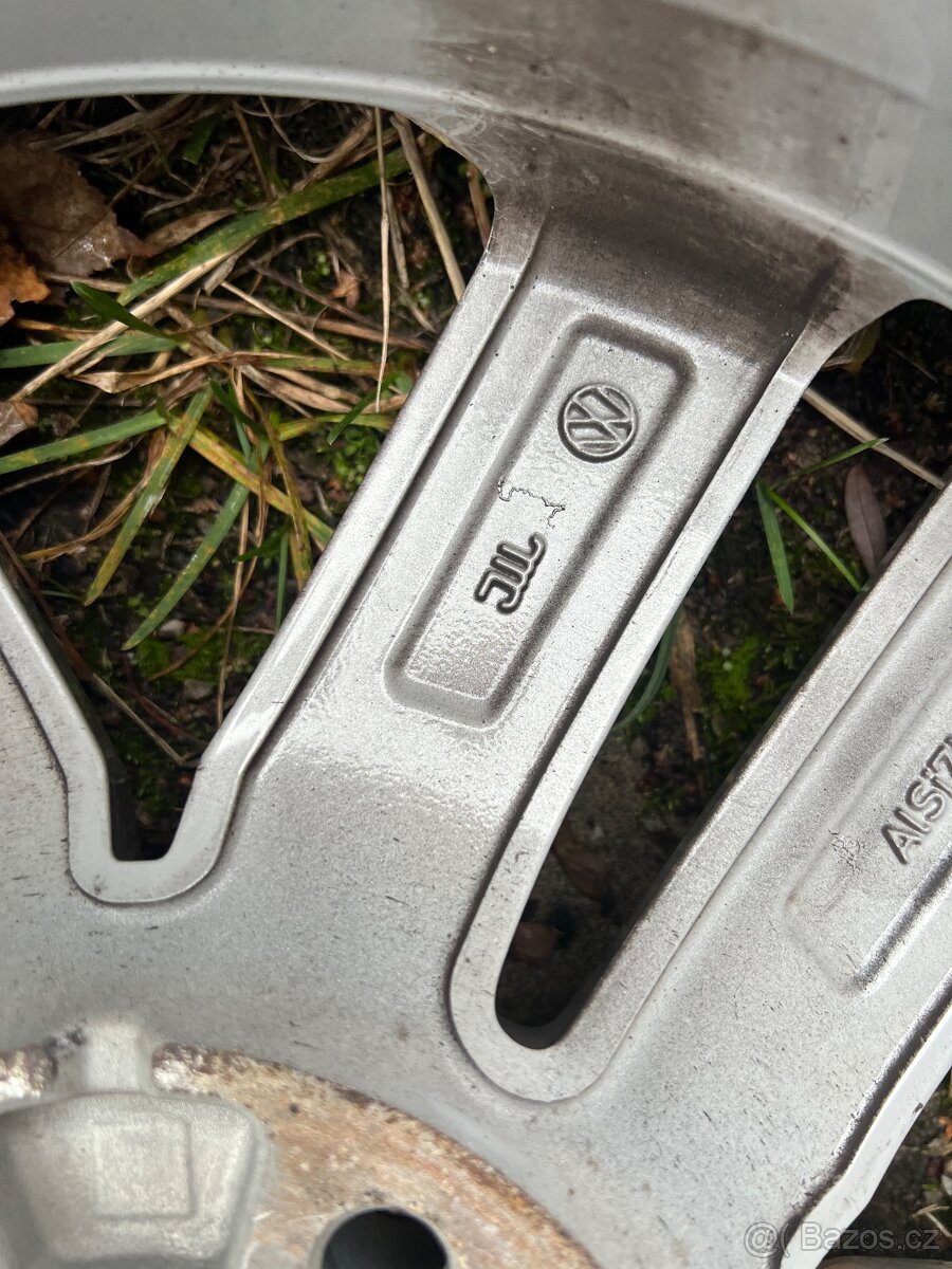 Originální kola Volkswagen R17 + zánovní Pirelli 225/45/17 - 9