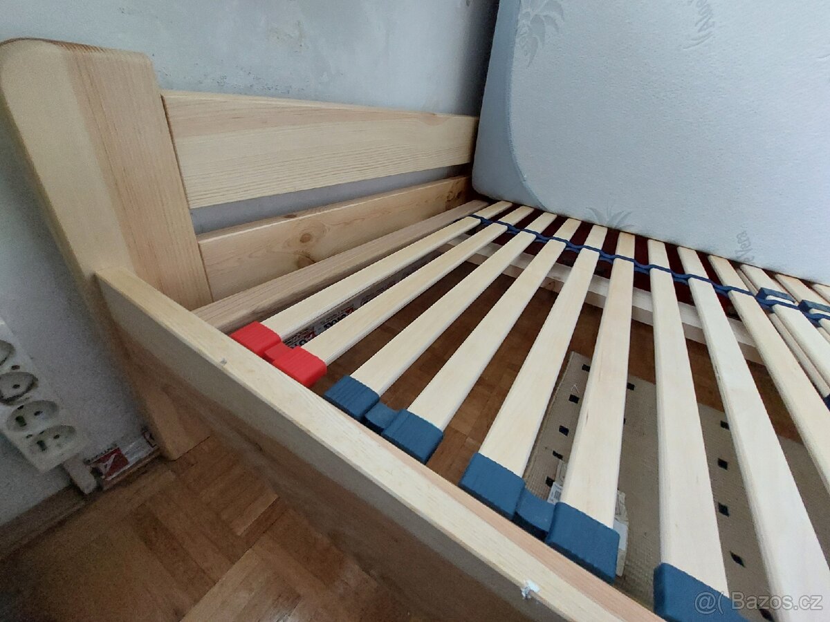 Dřevěná postel + rošt + matrace 200x120 cm (potahy zdarma) - 9
