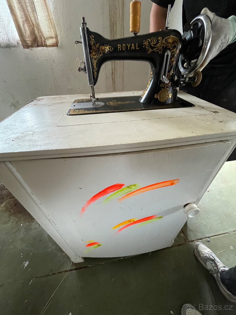 Starožitný šicí stroj ROYAL - 9