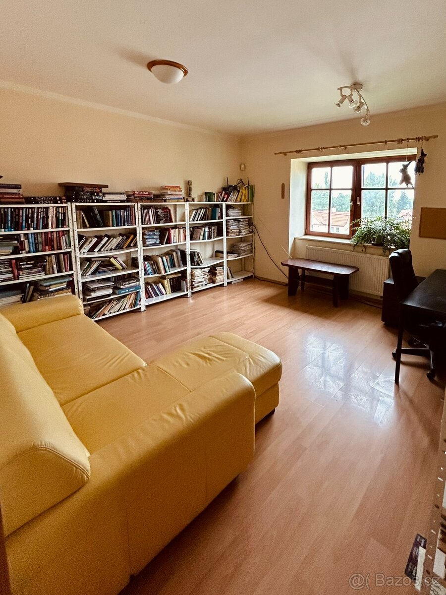 Historický statek s krásnými interiéry - 9