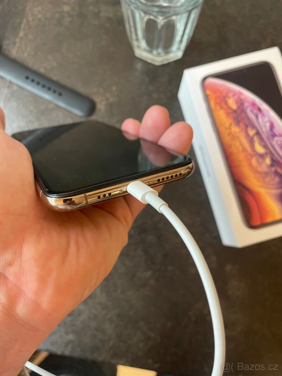 iPhone XS 64 GB zlatý, top stav, nova baterie - 9