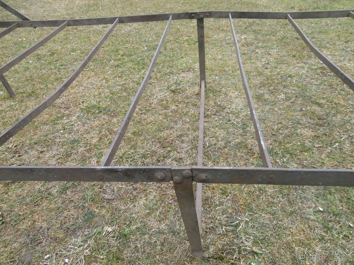 Postel kovová starožitná rozkládací za 500 kč - 9