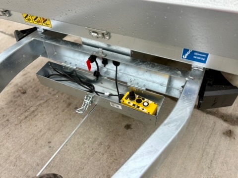 Přívěs za auto - hydraulický sklápeč, el. ovládání - 9