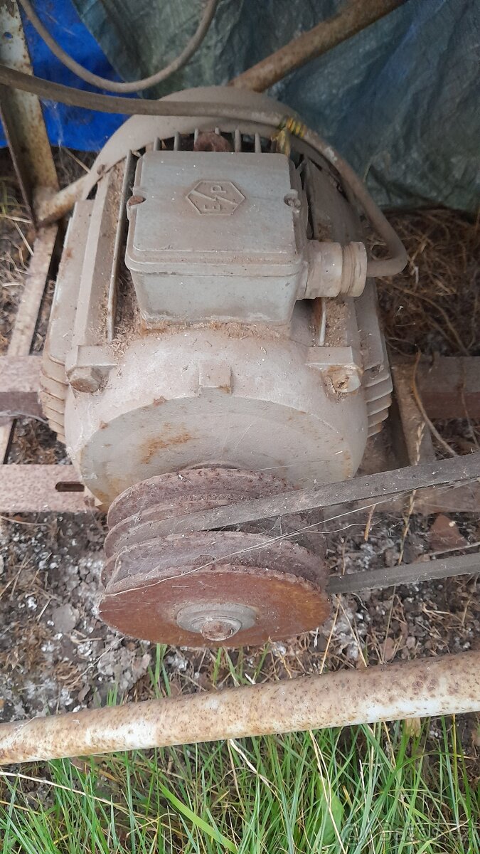 funkční cirkulárku domácí výroby s podavačem dřeva - 9