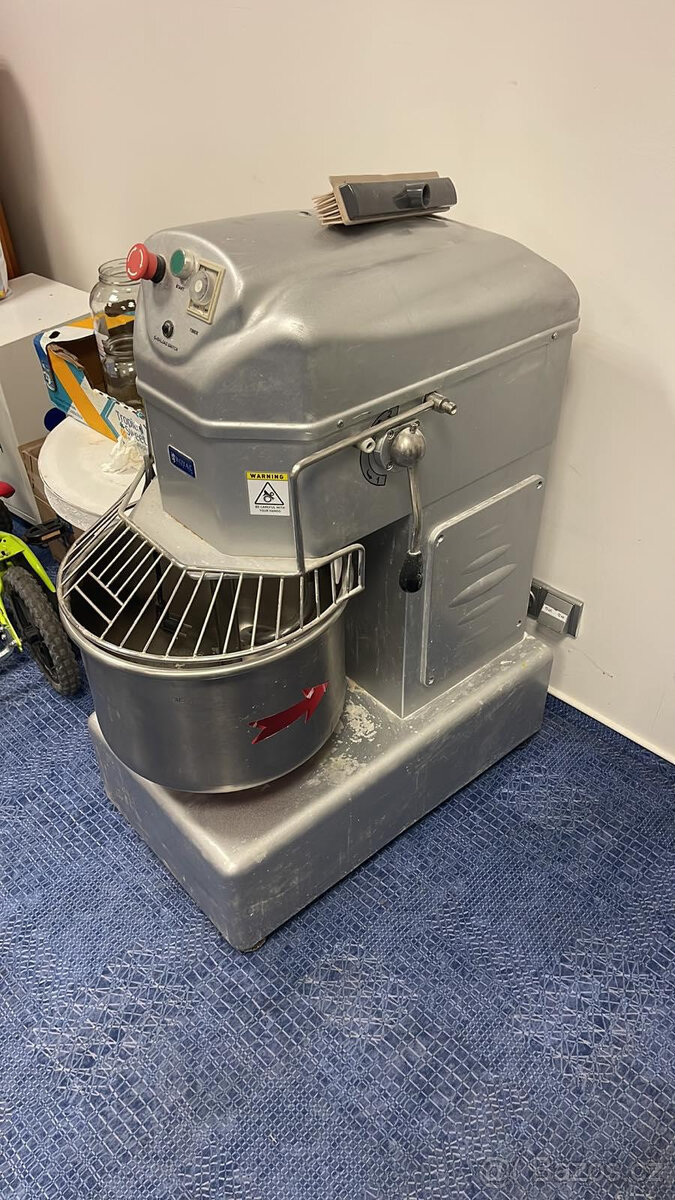 Prodám profesionální hnětač těsta. - 9