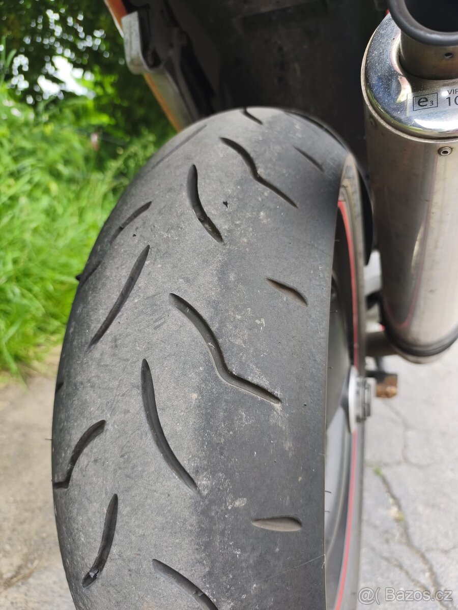 Triumph 955i Sprint ST - 9