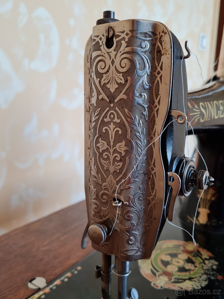 Historický šlapací šicí stroj Singer pro domácí užití - 9