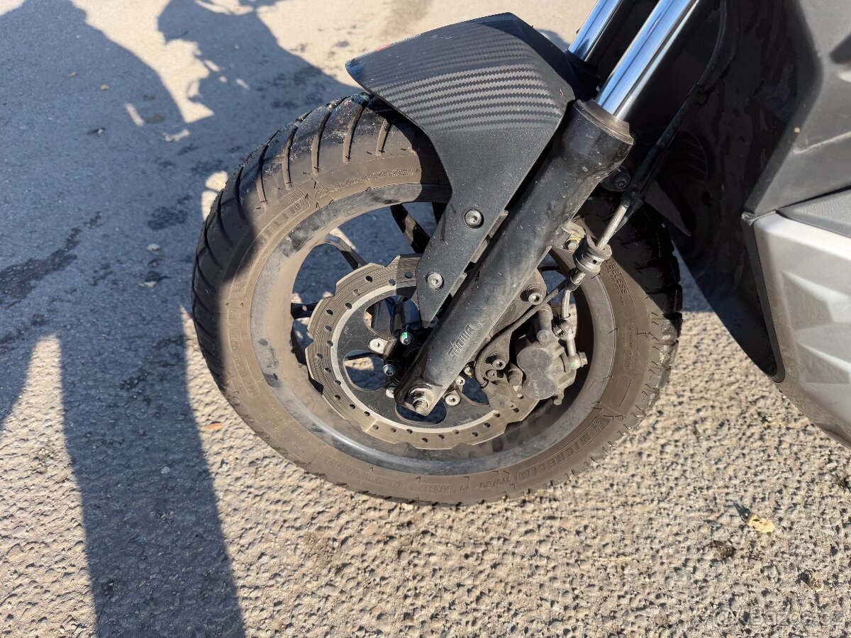 Aprilia SR 125 GT rv:2022/3 lehce havarovaný pojízdný - 9