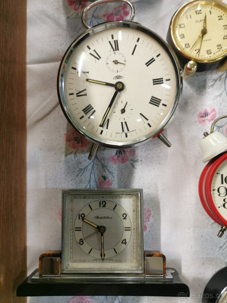 Staré mechanické budíky, nástěnné hodiny. - 9