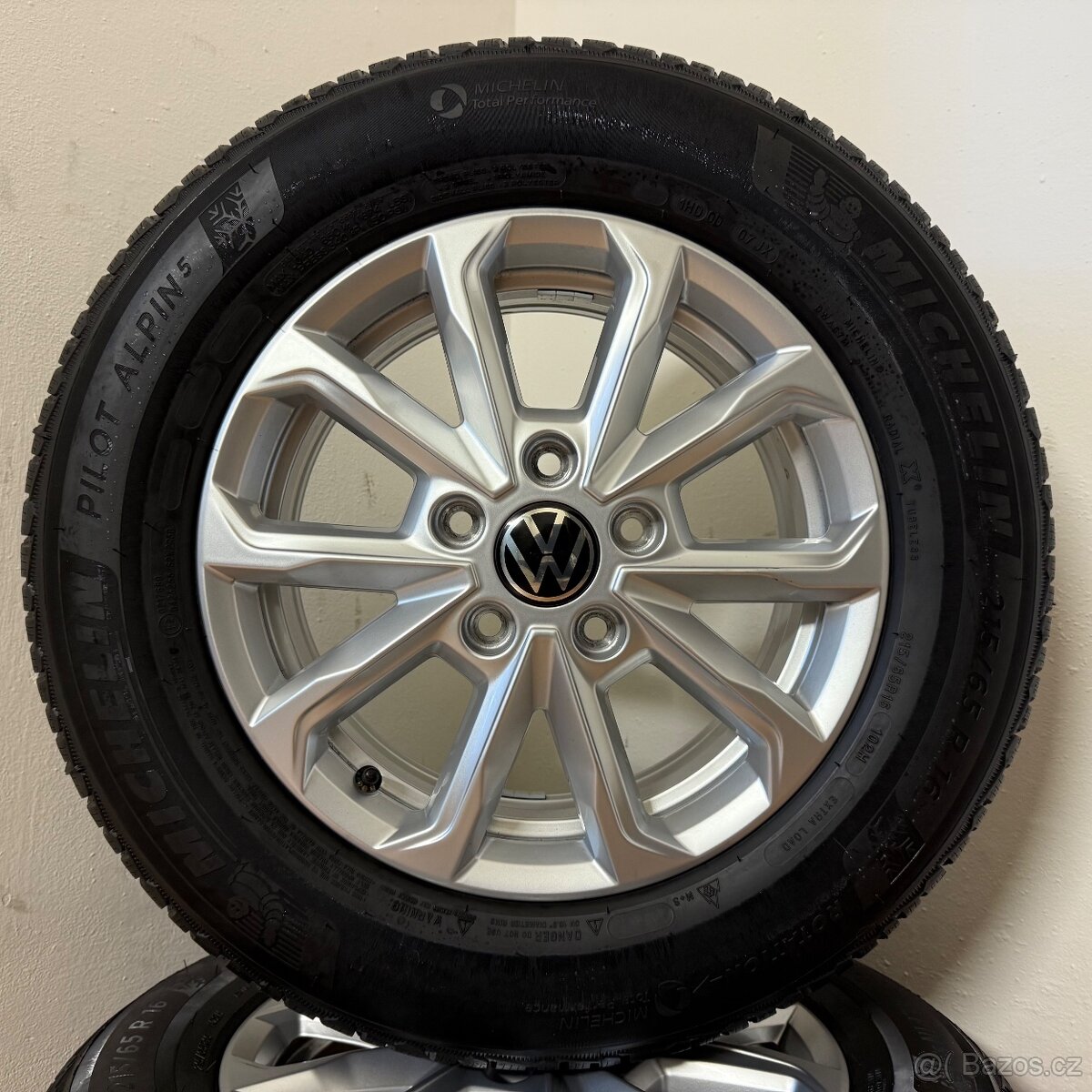 VW T7 MULTIVAN 5x120 R16 ET60+ZIMNÍ 215/65R16 7,5mm - 9