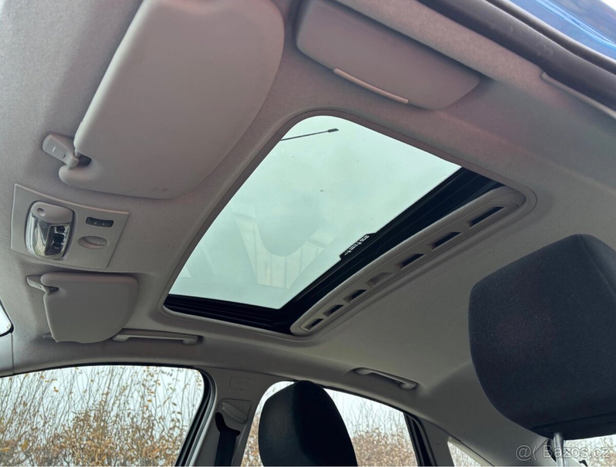 FORD FOCUS 2.0 107 KW GHIA - BENZÍN - 9