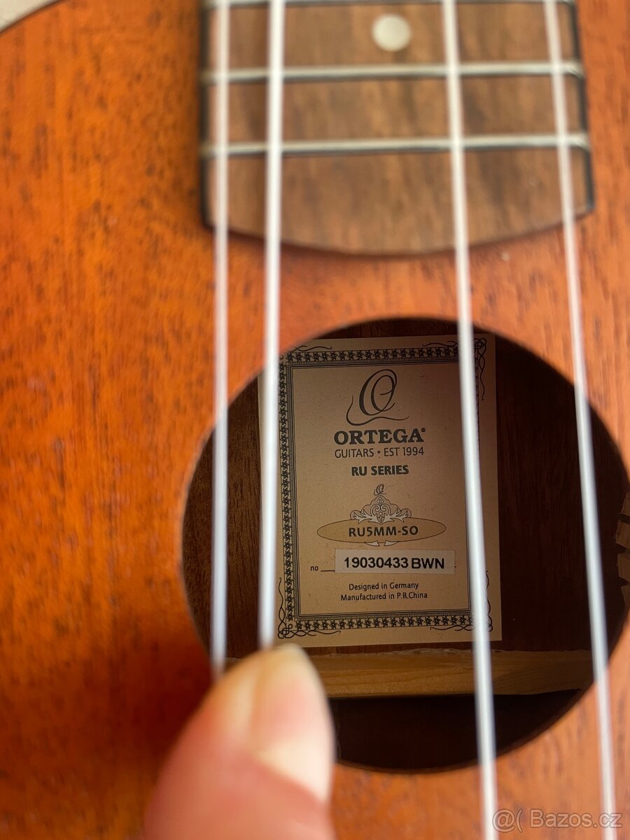 Ukulele Ortega - 9