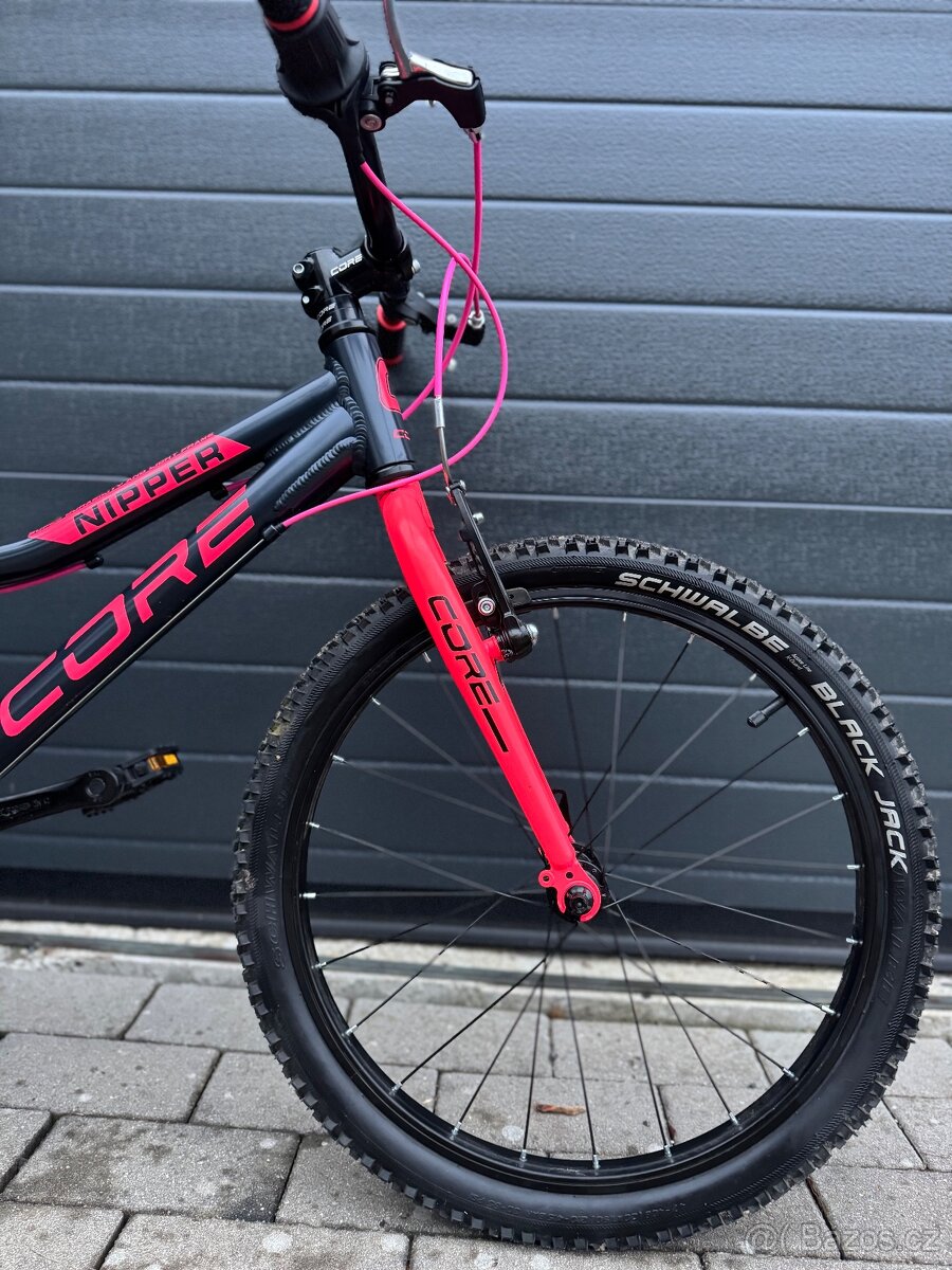 Dětské kolo Core Nipper 20", černý mat s růžovou, 8.2kg - 9