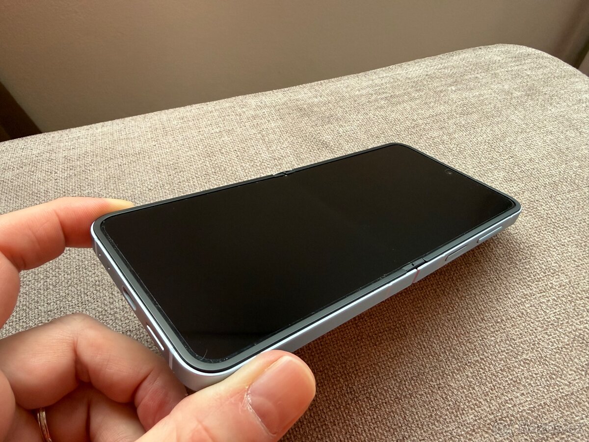 Samsung Galaxy Z Flip 6 12/512Gb z a iPhone - 9