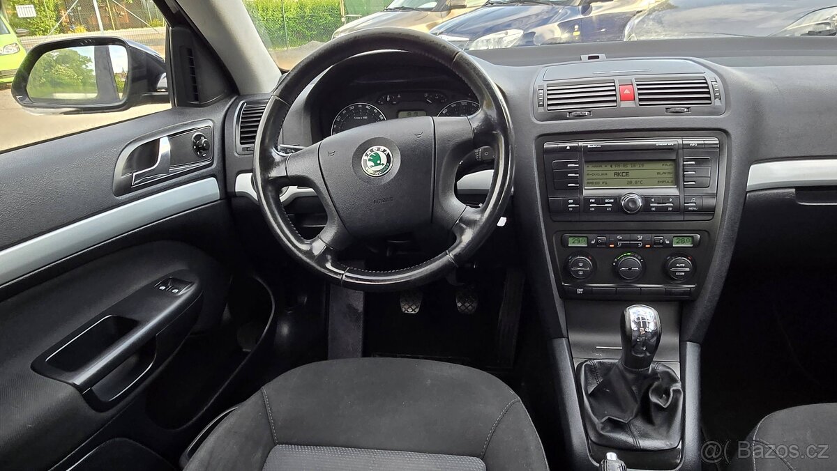 ŠKODA OCTAVIA 1.6i TEAM EDITION 1MAJITEL - 9